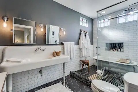 Ensuite bathroom with shower and tub - 419 W Lullwood Ave.