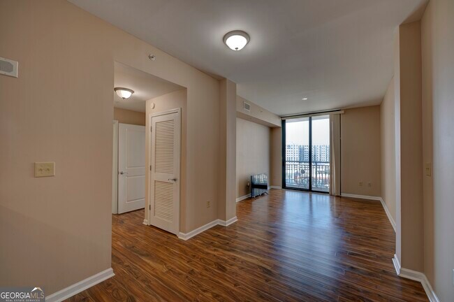 Building Photo - 3040 Peachtree Rd NW