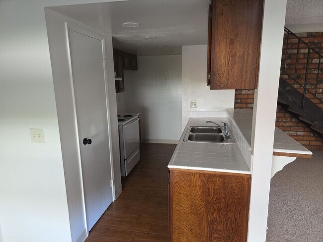 Building Photo - Popular two story condo with garage