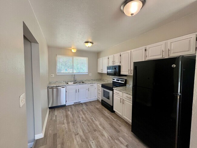 Building Photo - ** Move in Special** Spacious 3 bedroom, 1 bath Lakewood duplex with fenced in backyard available!