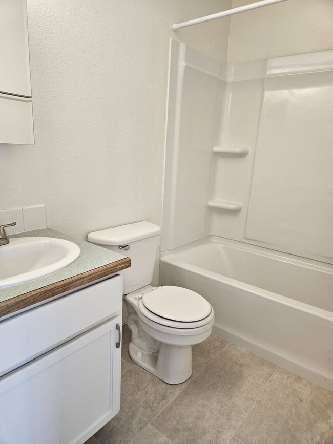 Building Photo - Welcome to this stunning 3-bedroom, 2.5-bathroom home located in the vibrant city of Nampa, ID.