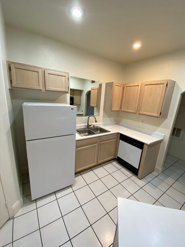 Building Photo - AMERICANA Property Mgmt - 1 Bedroom Condo ...