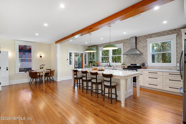 Building Photo - 290 St George St