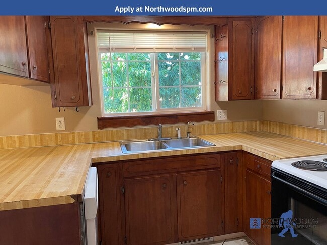 Building Photo - Very Nice 3 Bedroom 1.5 Bath Home-Located ...