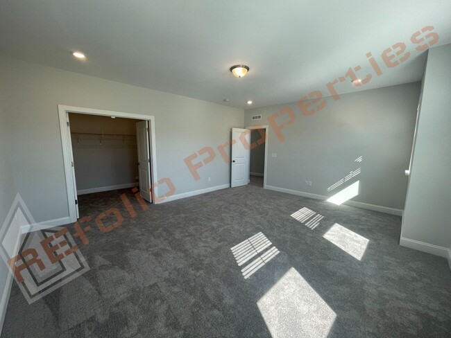 Building Photo - Modern 4 Bedroom, 2.5 Bathroom Home with F...