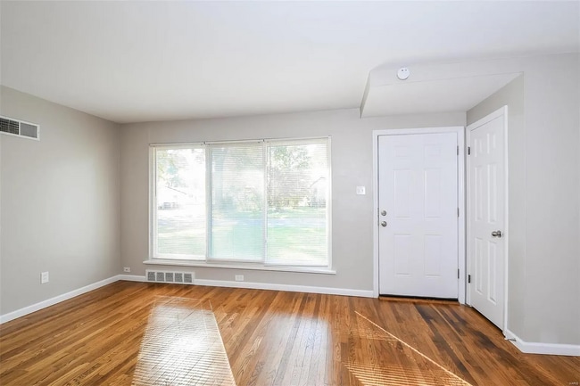 Building Photo - 745 Northmoor Dr