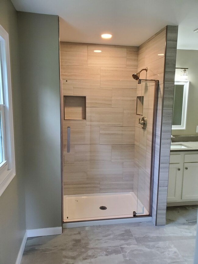 Building Photo - 4 Bed 2 bath newly remodeled