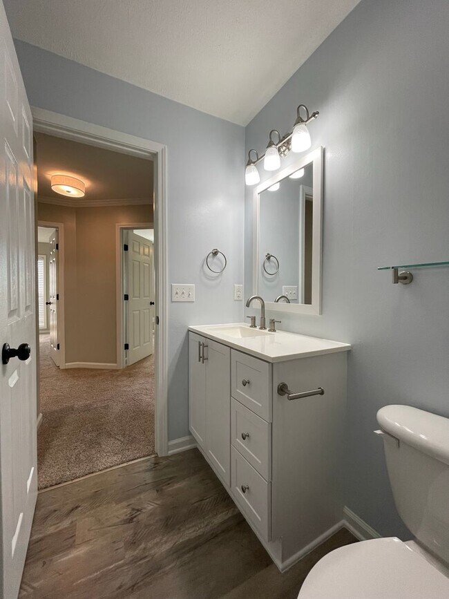 Building Photo - Immaculate and Move In Ready on Newport!