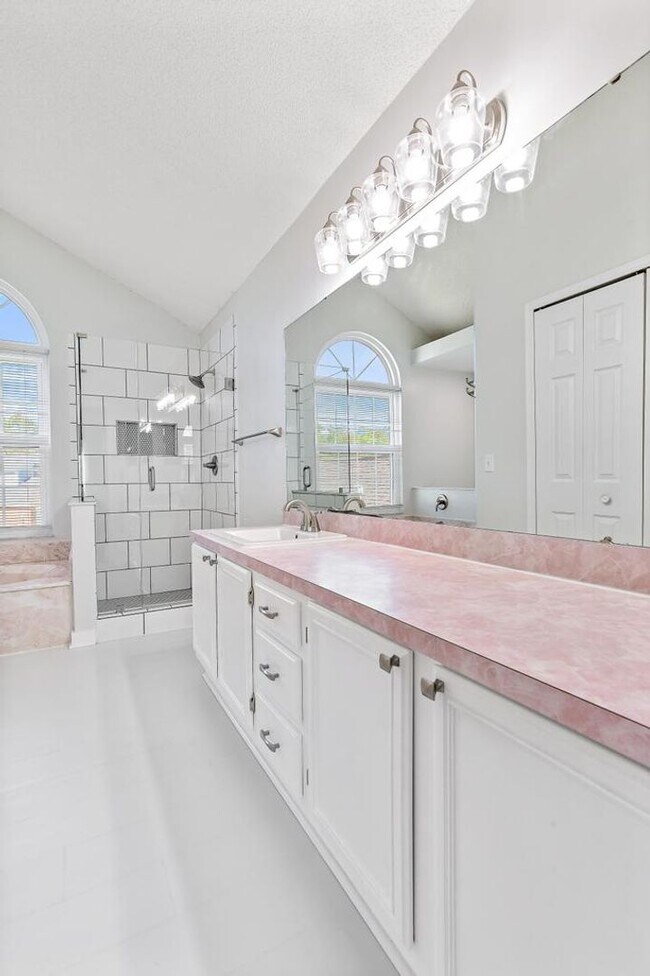 Building Photo - Charming Waterfront Home in Southside