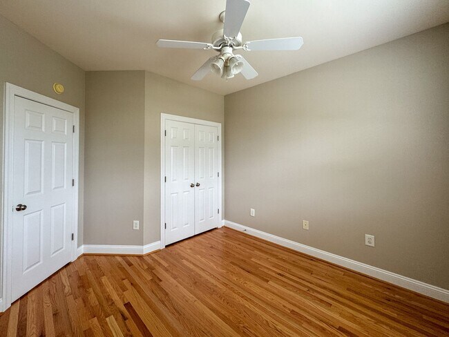 Building Photo - 5 Bedroom Home in Gated Golf Course Community