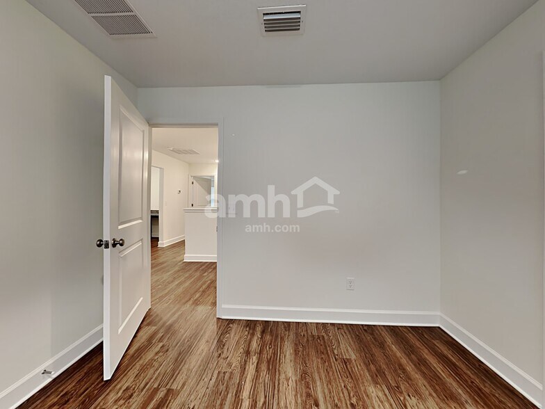 Building Photo - 5921 Hampton Creek Rd