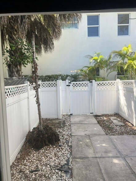 Building Photo - 1115 SW 2nd Ct