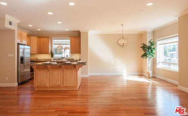 Building Photo - 826 Main St