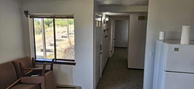 Building Photo - 2 Bed 1 Bath Daylight Basement property. P...