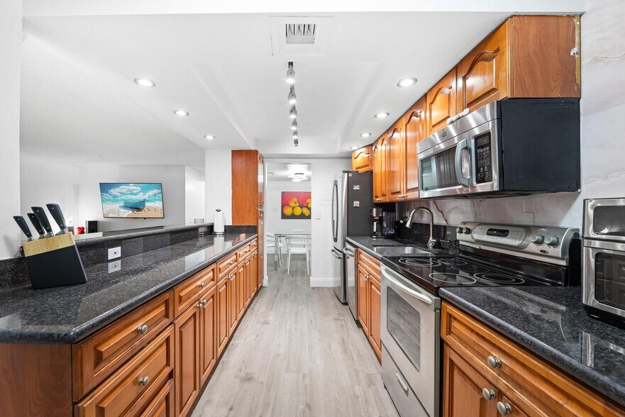 Building Photo - 18081 Biscayne Blvd