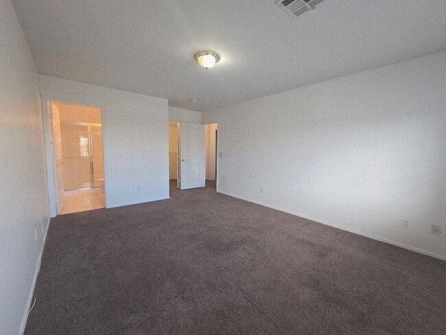 Building Photo - 2 BEDROOM TOWNHOUSE WITH 1 CAR GARAGE..HURRY, WON'T LAST!