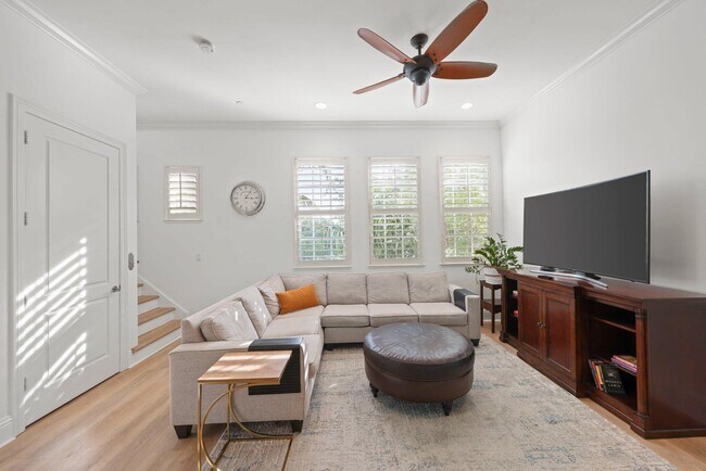 Building Photo - 285 SE 6th Ave