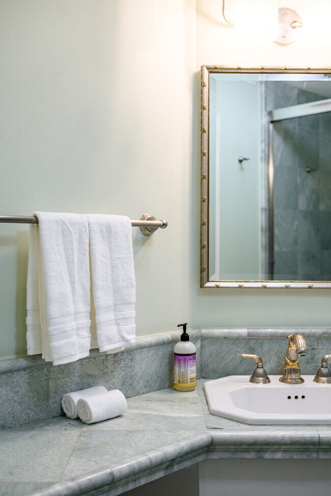 Building Photo - 1342 Skyline Dr