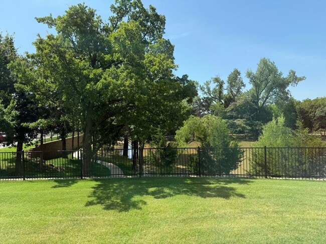 Building Photo - Flexible terms and easy move in!! 3 bed, 2 bath, 2 car garage in the gated Bungalow Heights commu...