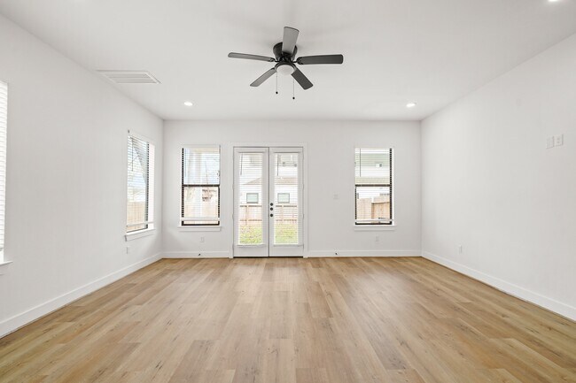 Building Photo - 3417 Tuam St