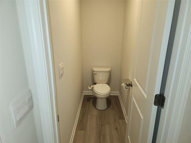 Building Photo - 235 Vly Oak Dr