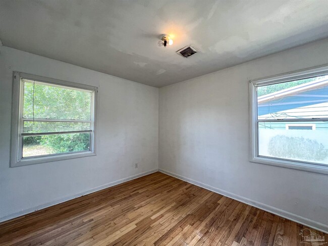 Building Photo - 3631 Forest Glen Dr