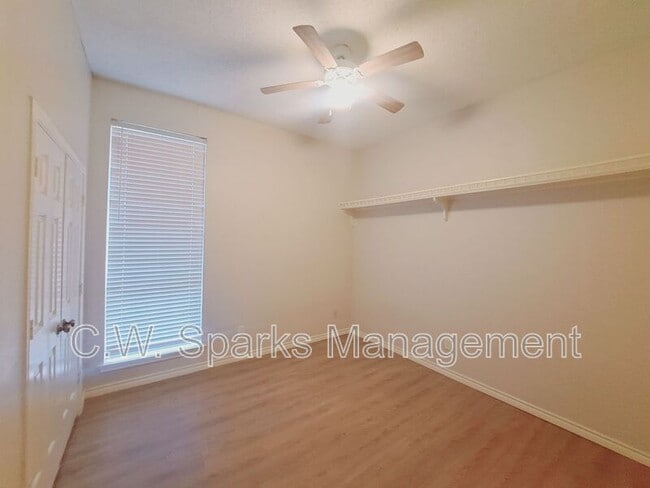 Building Photo - 902 Sunpoint Cir