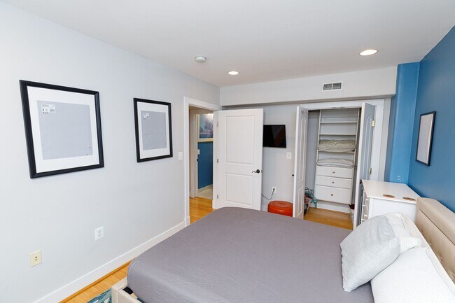 Building Photo - Bright One Bed Trinidad Rental Condo: Mode...