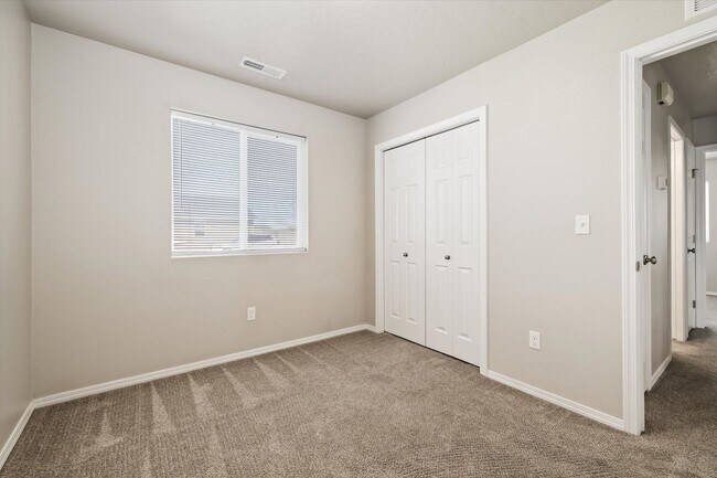 Building Photo - 4 Bedrooms Plus Bonus Room _ Dog Friendly!!