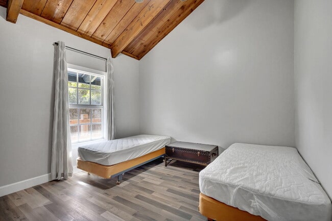 Building Photo - 18301 Murray Ln