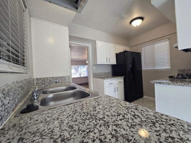 Building Photo - Lock in ($1850) off March 2026  if you move-in by Janaury 31st