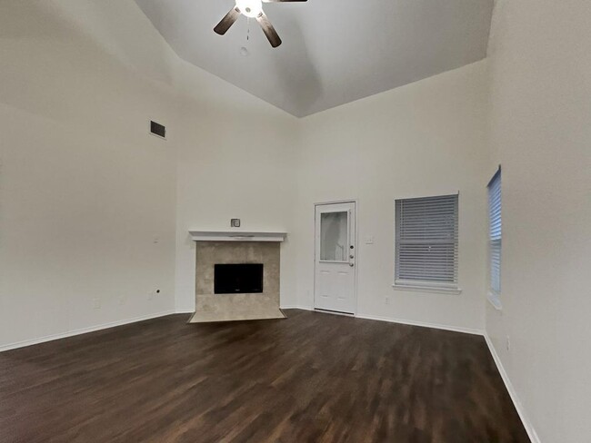 Building Photo - 2550 Riverway Dr