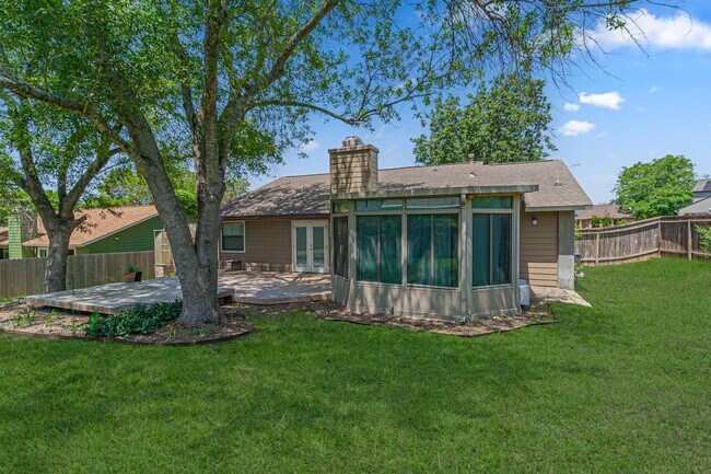 Building Photo - Modern Design 3 Bedroom 2 Bath, 2 car Gara...