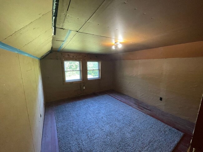 Building Photo - Older 2 bedroom house with a large yard