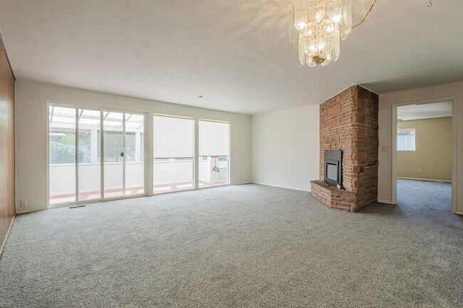 Building Photo - 718 Brassie Dr