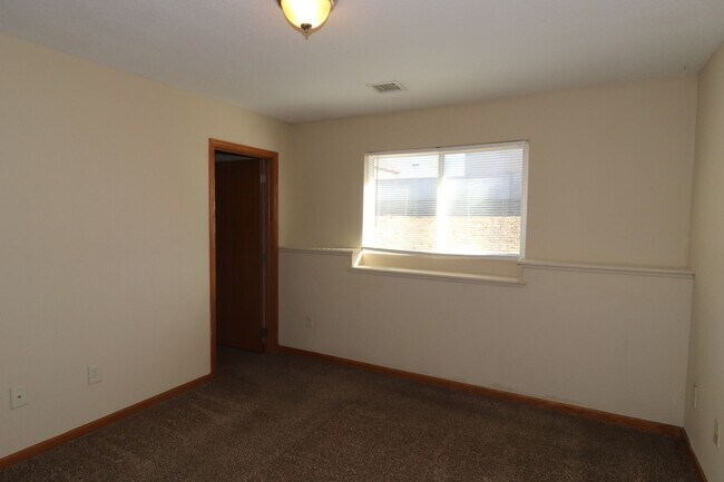 Building Photo - Spacious Duplex for Rent
