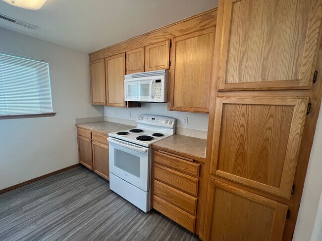Building Photo - 4 Bedroom 3 Bathroom Home with Attached Garage, AC, and 2 Separate Living Areas!