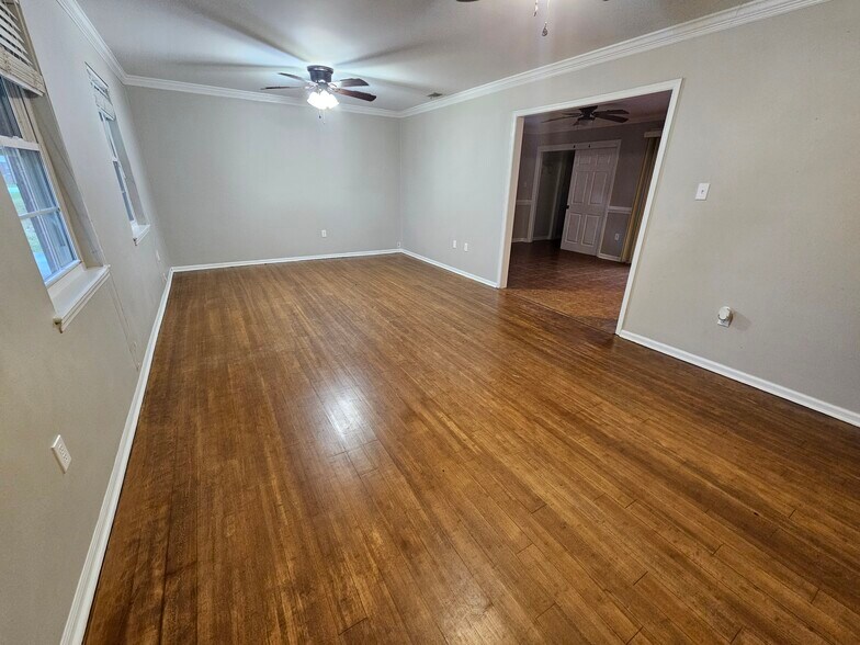 Building Photo - 503 W Tietgen St