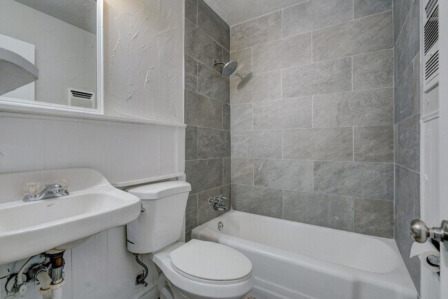 Building Photo - Beautifully Remodeled 3 or 4 bedroom with ...