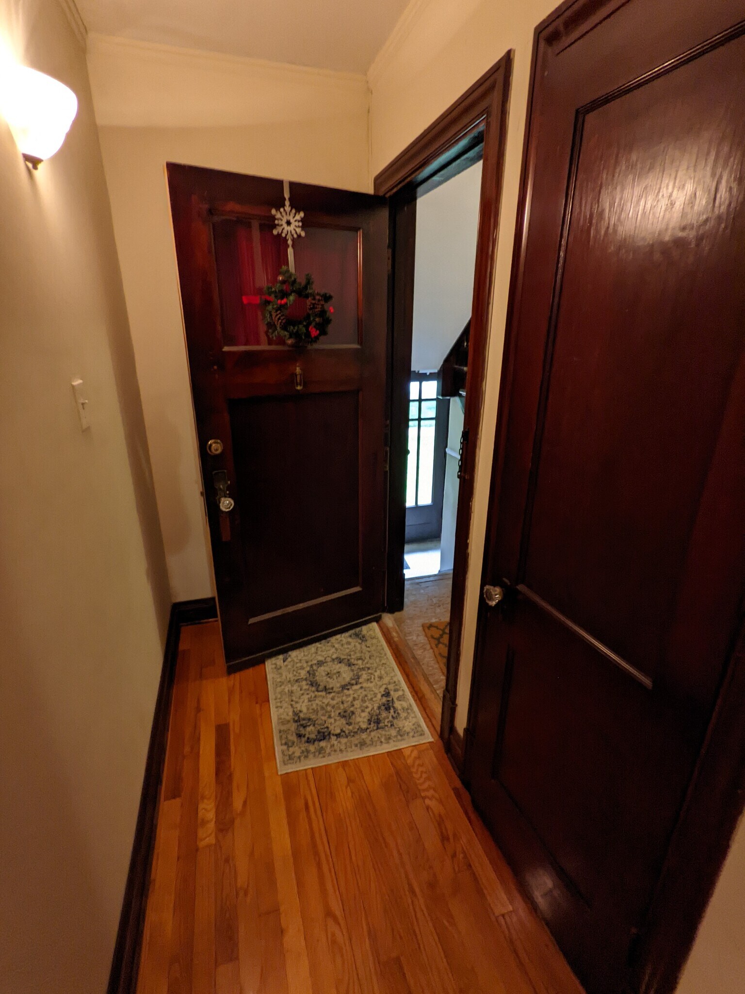 entry hall - facing front (South) - 6633 Alamo Avenue