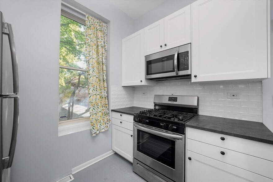 Building Photo - 1900 N Bissell St