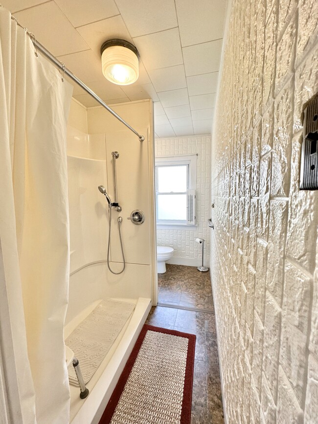 STAND UP SHOWER - 990 Cherry St