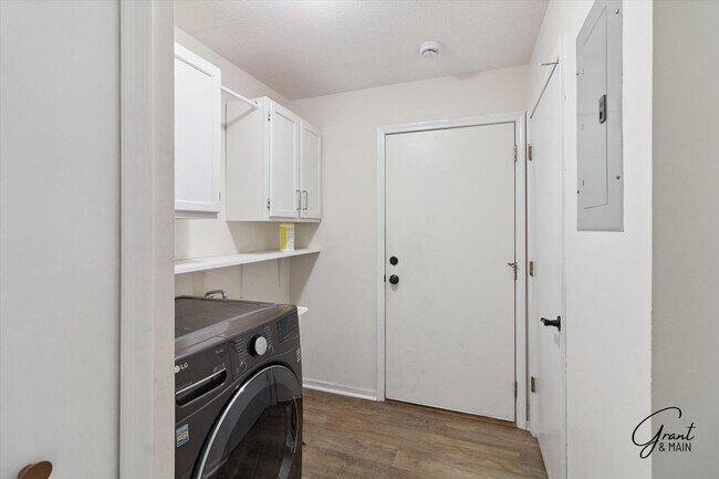 Building Photo - 2 bedroom ranch style condo $1995