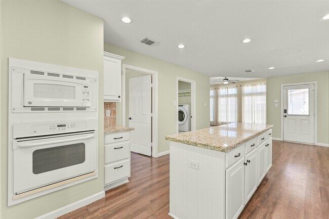 Building Photo - 313 Winding Oak Ln S
