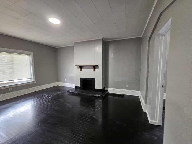 Building Photo - Newl updated 2 bedroom 1 bath located in Carrick!