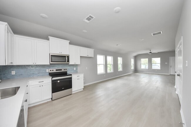 Building Photo - 1105 W Bayshore Dr