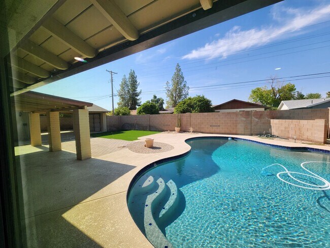 Building Photo - Tempe 4 Bedroom 3 Bath w/ Pool right near ASU!