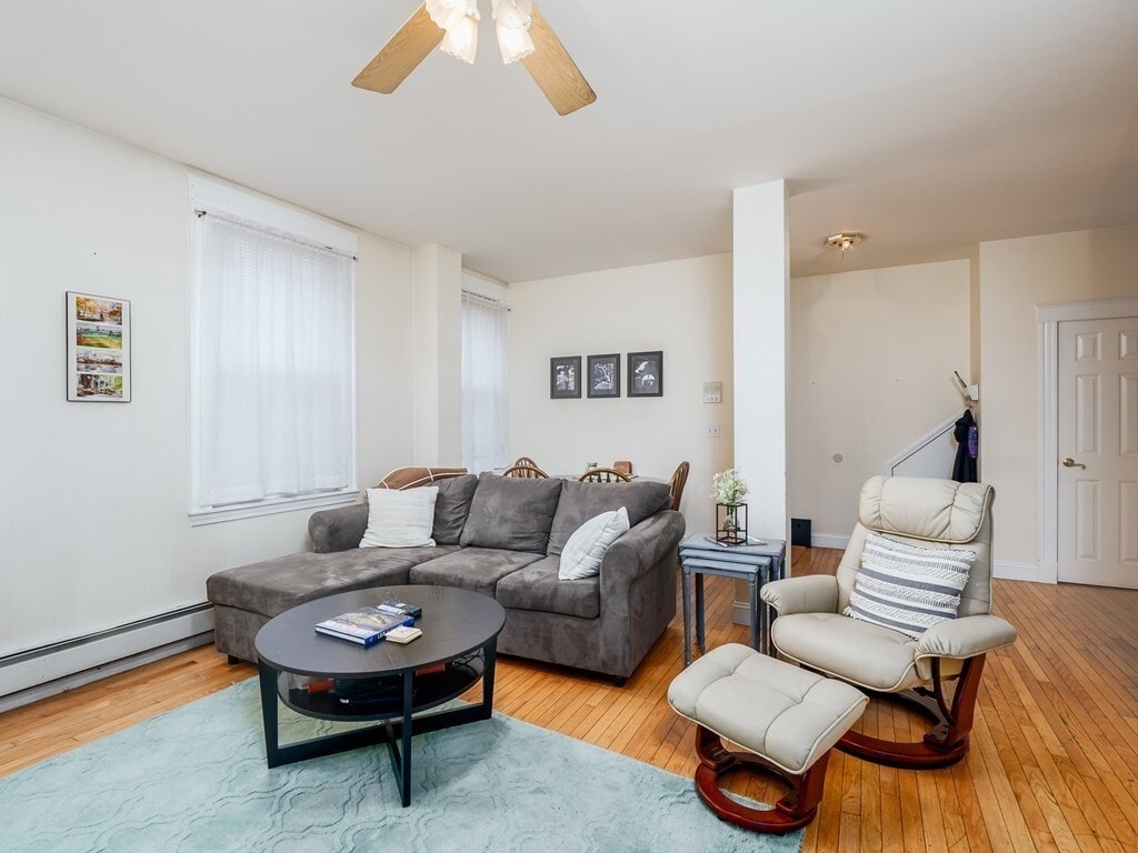 Building Photo - 546 E 8th St