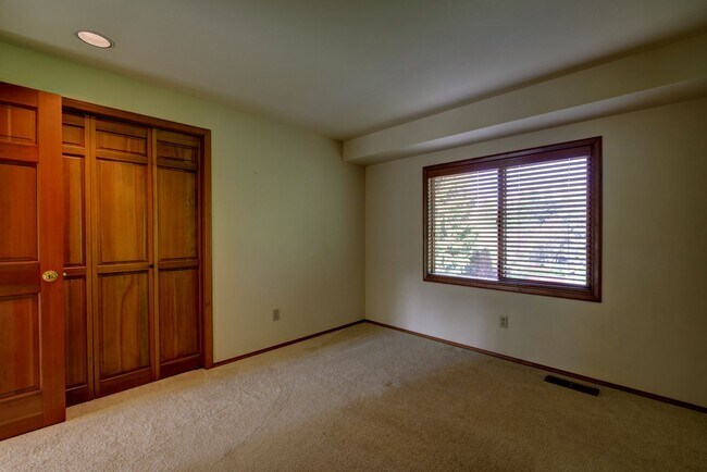 Building Photo - 5Bd/2.5Ba Bellevue Home