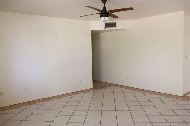 Building Photo - Large Backyard